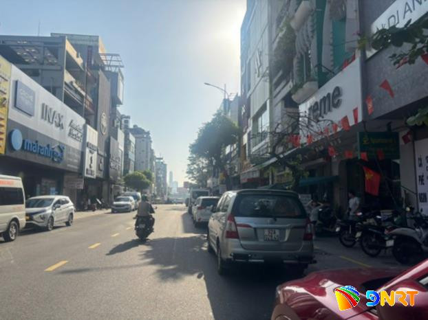 Ô tô đỗ kéo dài trên lòng đường Hùng Vương, phường Hải Châu. Ảnh: MINH SƠN