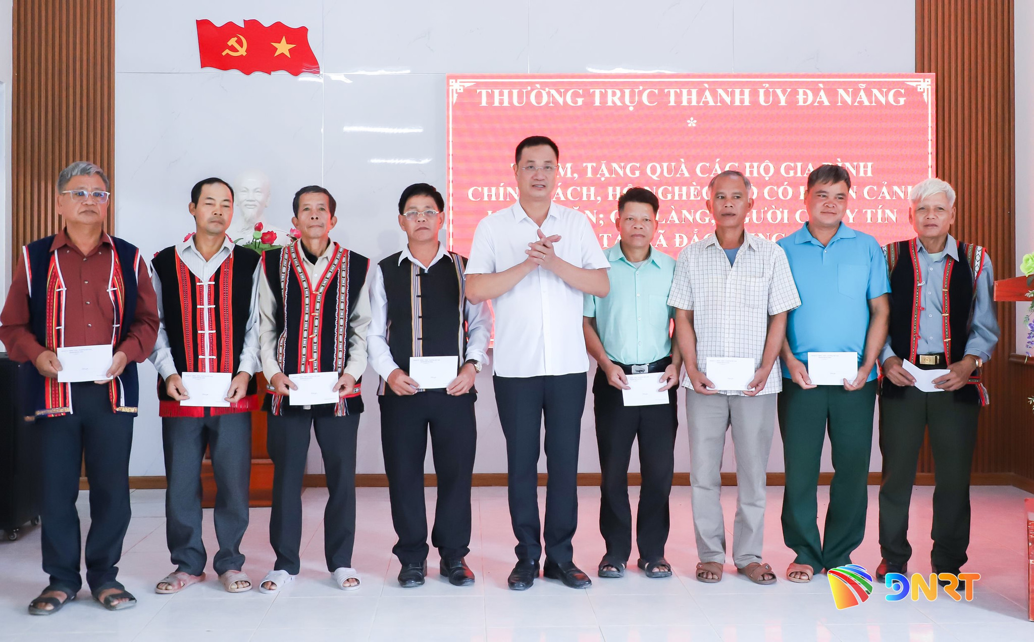 16 BI THU TRAO QUA GIA LANG