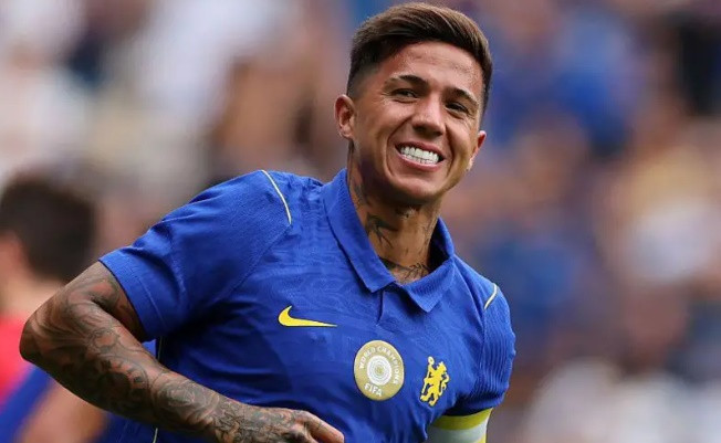 Enzo Fernandez bị cổ động viên la ó.