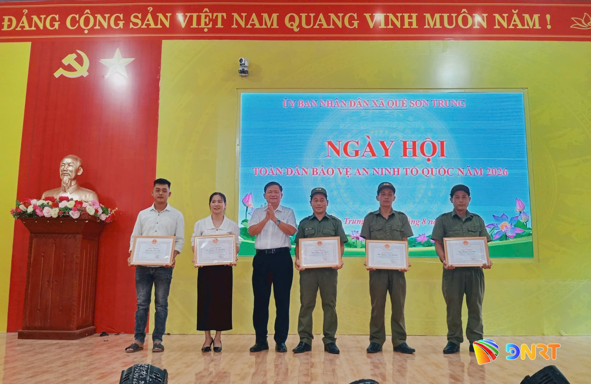 Ông Ngô Văn Nhanh - Chủ tịch UBND xã Quế Sơn Trung trao giấy khen cho các cá nhân có thành tích xuất sắc trong thực hiện phong trào 
