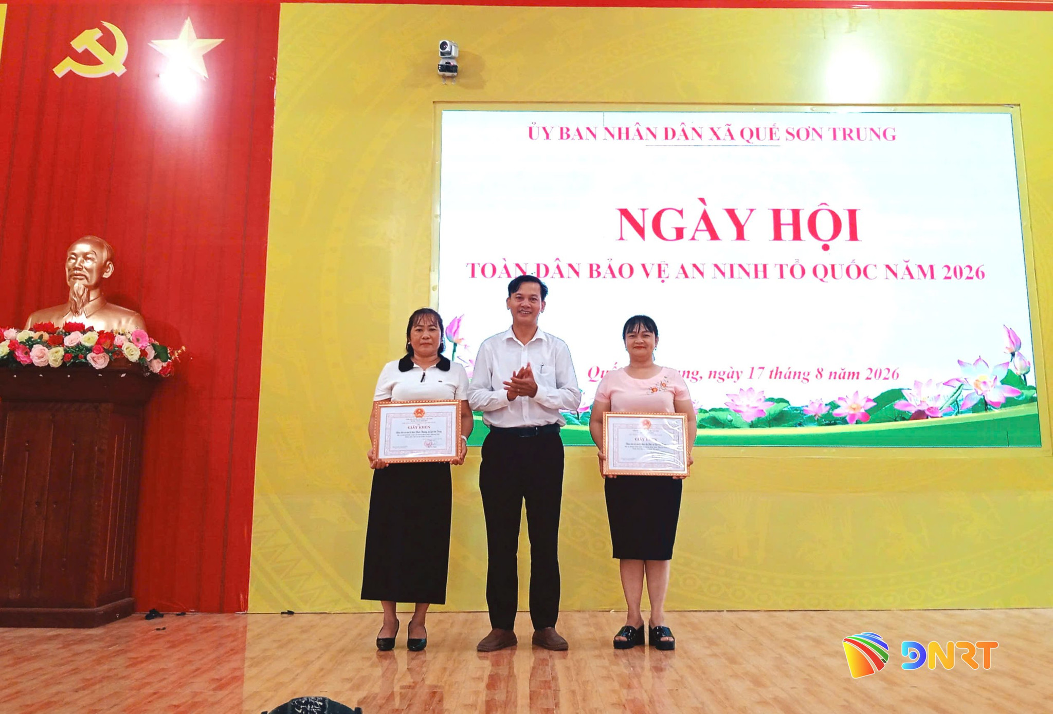 Ông Trà Tiến Tài - Phó Bí thư Thường trực Đảng ủy xã Quế Sơn Trung trao giấy khen cho các tập thể có thành tích xuất sắc trong thực hiện phong trào 