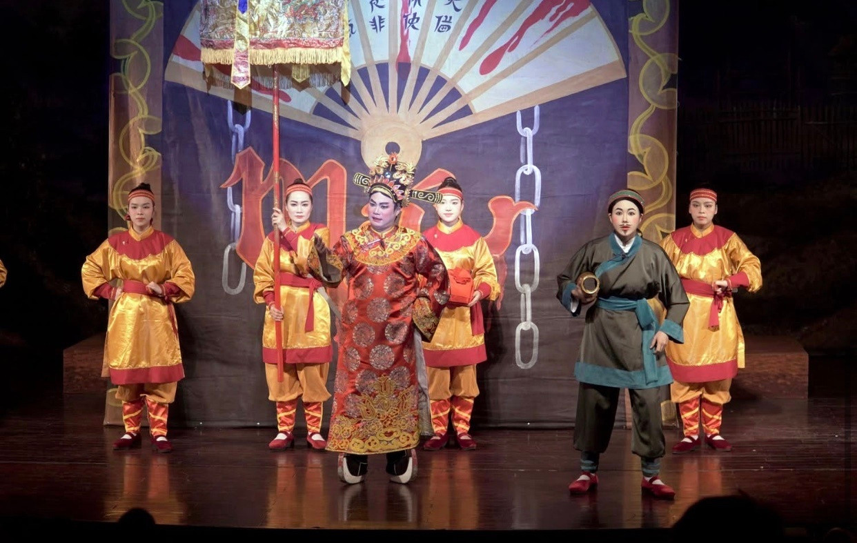 Sân khấu tuồng truyền thống
