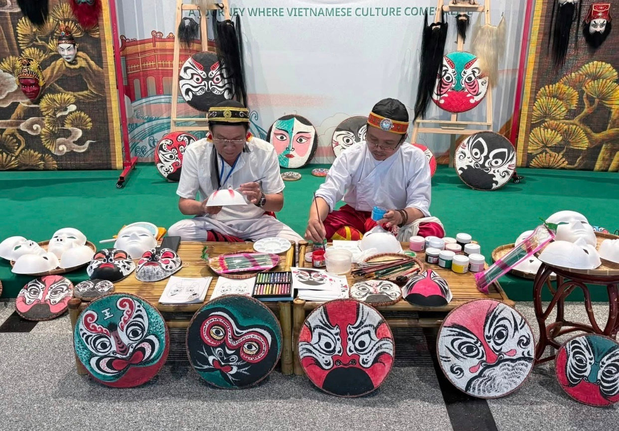 Vẽ mặt nạ tuồng