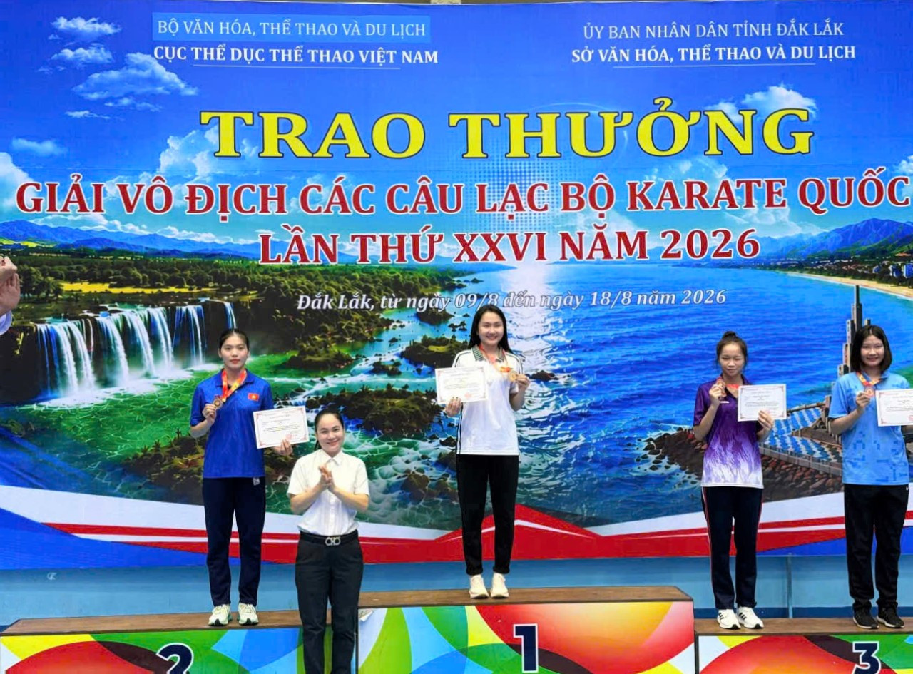 Vận động viên Nguyễn Thị Mẫn (bục số 1) xuất sắc giành Huy chương Vàng hạng 68kg nữ lứa tuổi trên 18. Ảnh: NVCC