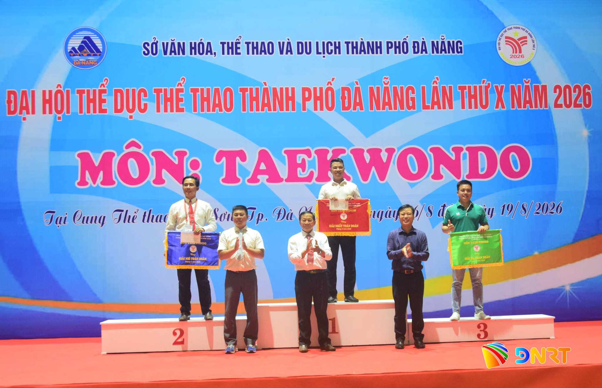 Ban tổ chức trao giải toàn đoàn. Ảnh: THÀNH DANH