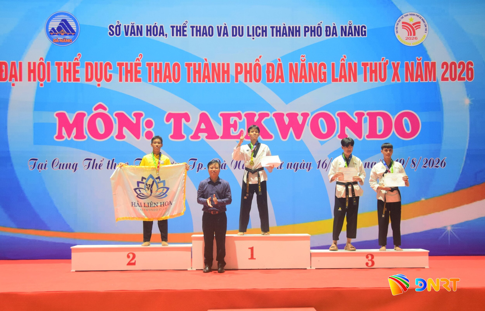 Ban tổ chức trao giải cho vận động viên đạt thành tích ở nội dung quyền cá nhân nam. Ảnh: THÀNH DANH