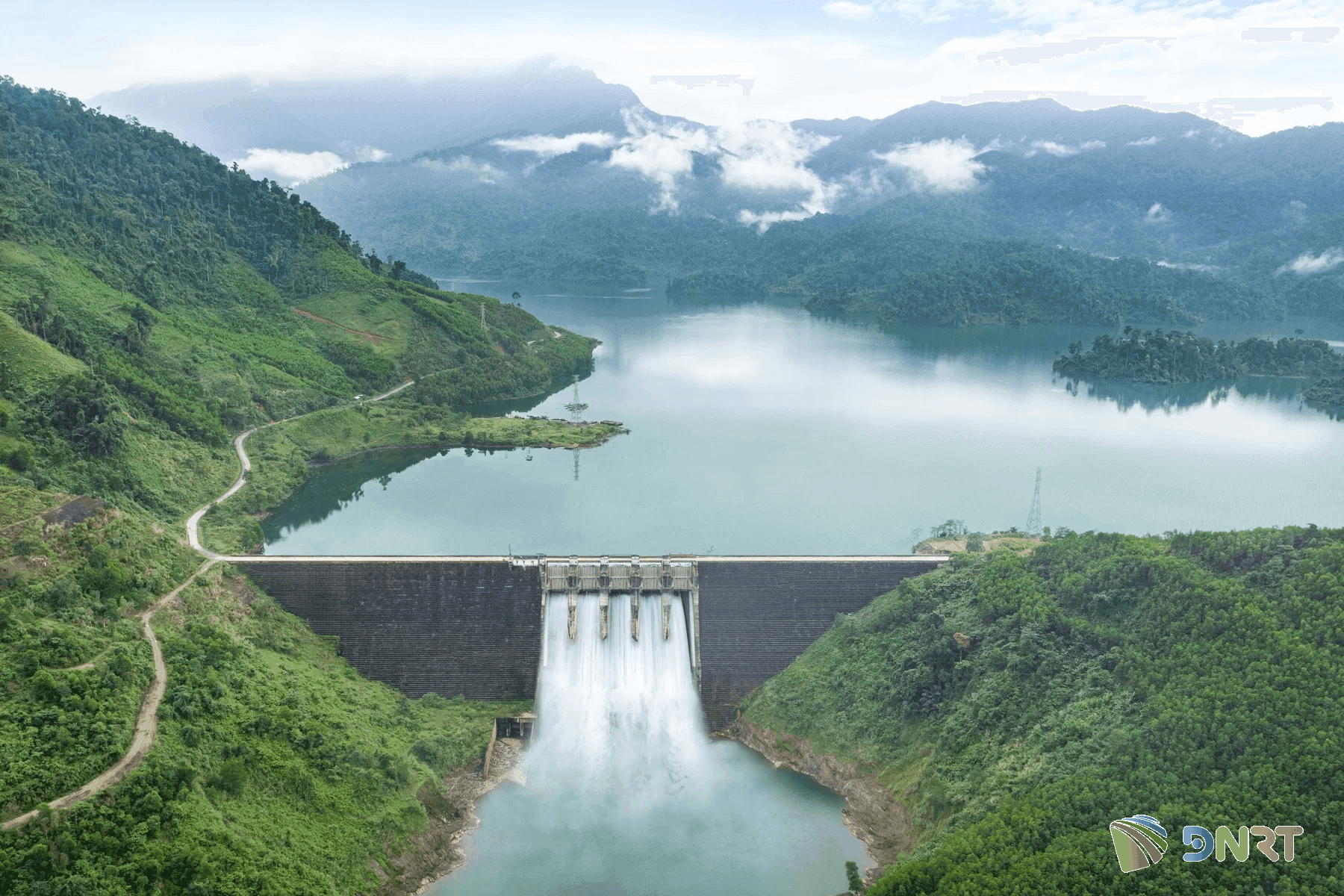 Quy trình vận hành liên hồ chứa trên lưu vực sông Vu Gia - Thu Bồn đang được đề xuất điều chỉnh theo hướng vận hành tăng dung tích phòng lũ của các hồ. Ảnh: HOÀNG HIỆP