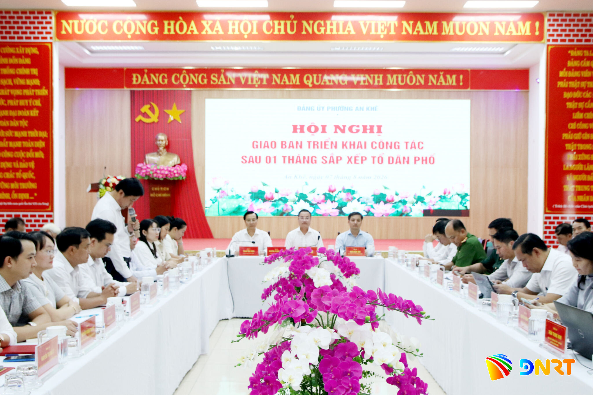 Đảng ủy phường An Khê tổ chức giao ban với các bí thư chi bộ khu dân cư sau 1 tháng triển khai sắp xếp tổ dân phố. Ảnh: TRỌNG HUY