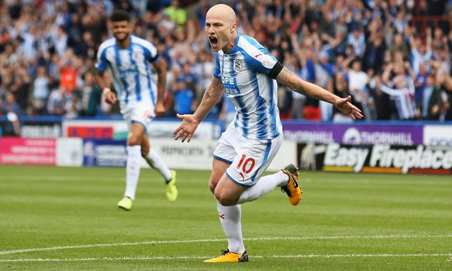 Aaron Mooy thi đấu ấn tượng trong màu áo Huddersfield Town