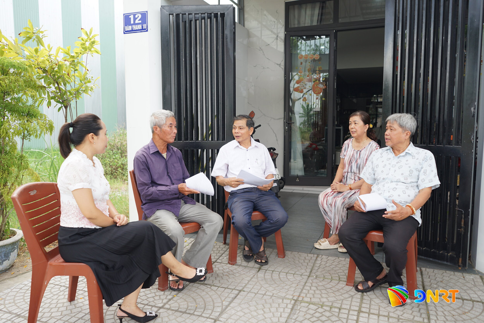 Ban công tác Mặt trận Tổ dân phố Xuân Thiều 1, phường Hải Vân tuyên truyền công tác bảo đảm trật tự đô thị, an toàn giao thông và an sinh xã hội. Ảnh: XUÂN SƠN - TƯỜNG VY