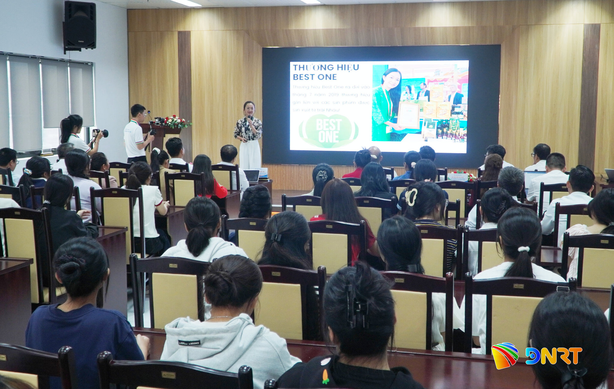 Thầy cô và sinh viên Trường Đại học Kinh tế, Đại học Đà Nẵng lắng nghe chủ thể OCOP chia sẻ về mô hình thực tiễn