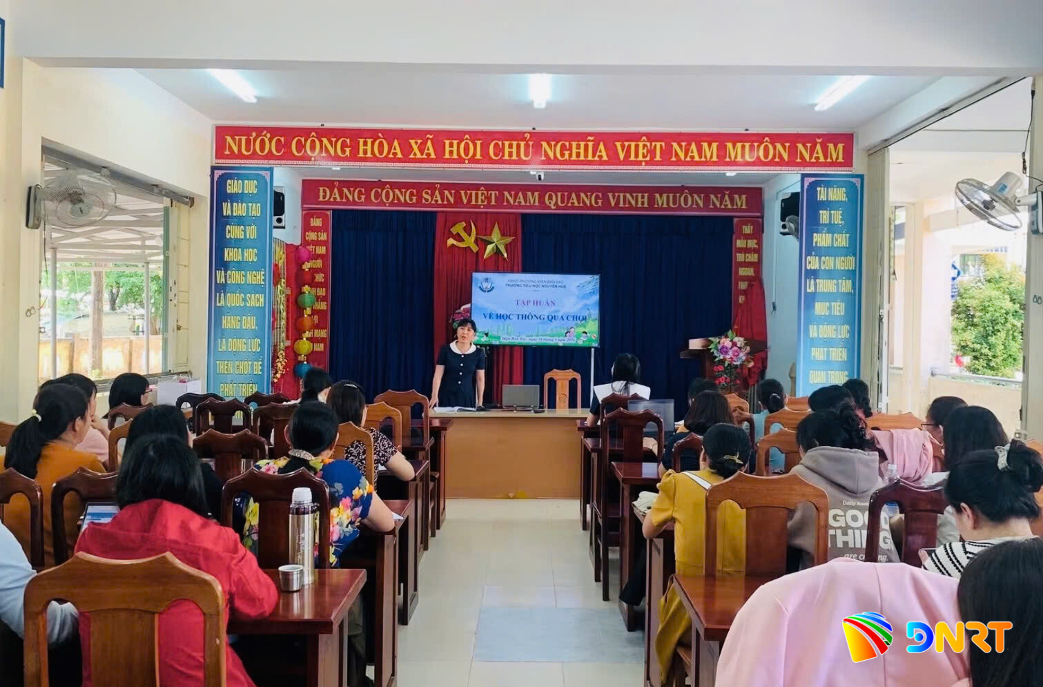 Một buổi tập huấn phương pháp dạy học mới. Ảnh: QN