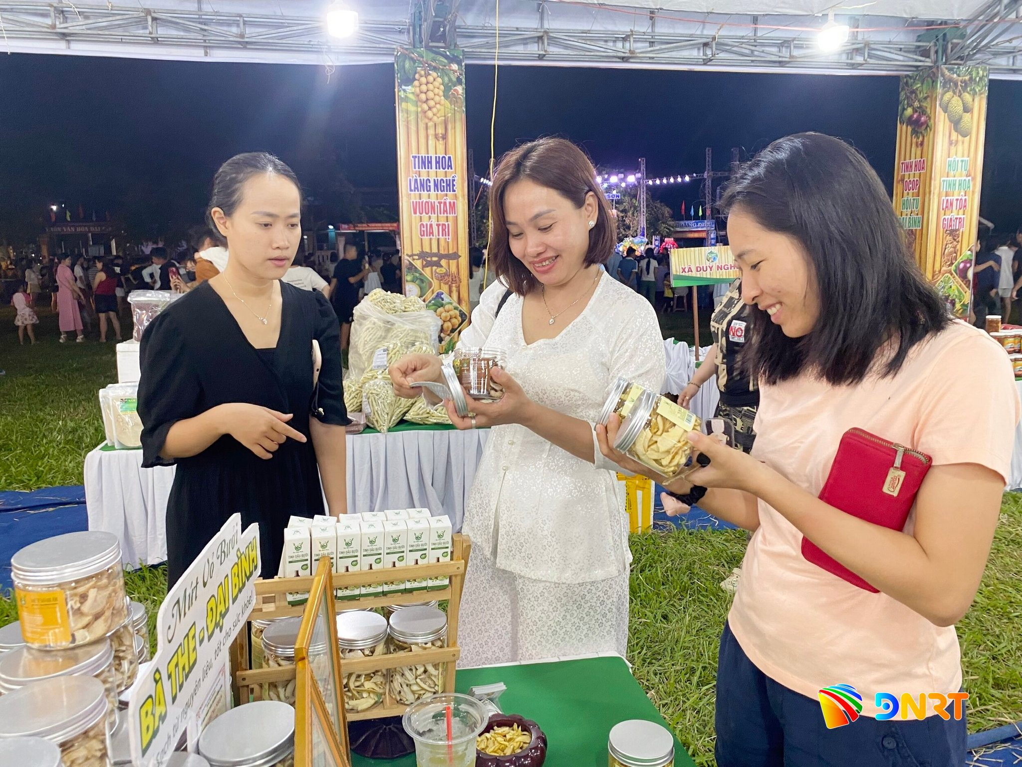 Nhiều sản phẩm đặc sản địa phương Đại Bình cũng được bày bán tại sự kiện thu hút đông đảo người d