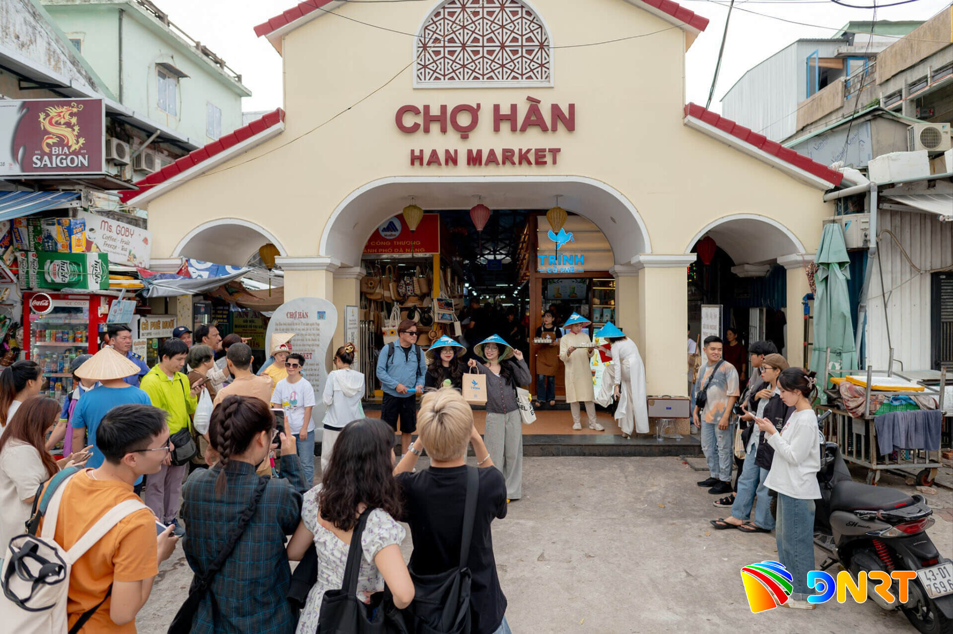 Bộ tiêu chí văn hóa du lịch Đà Nẵng góp phần lan tỏa tinh thần “Da Nang SMILE” - văn minh, thân thiện, chuyên nghiệp và tôn trọng du khách. Ảnh: XUÂN DŨNG