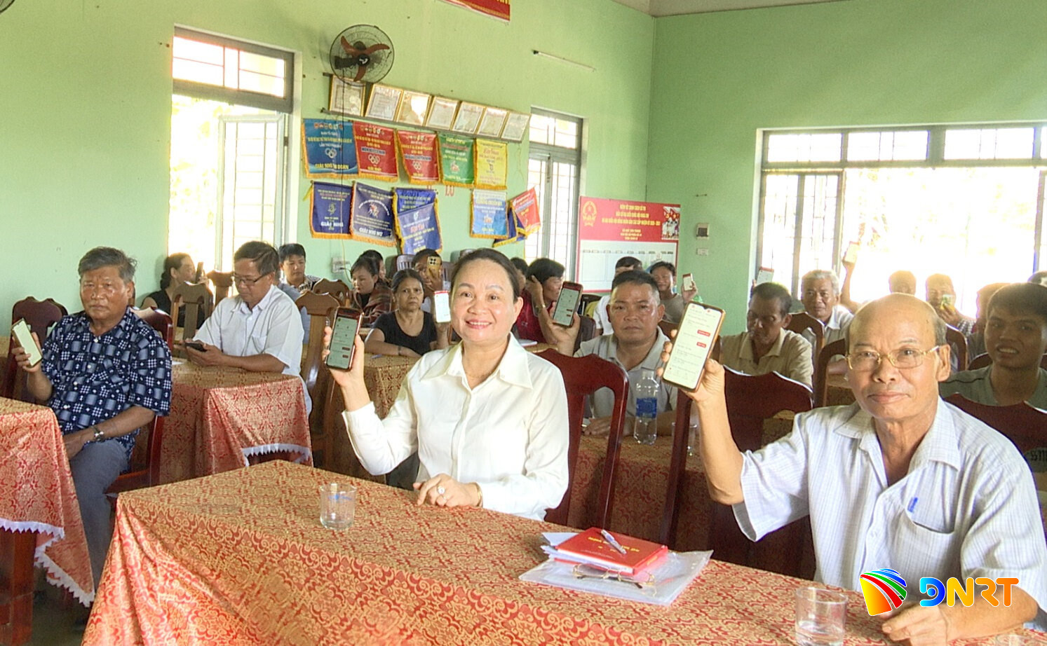 Chi bộ thôn Xuân Lư (xã Quế Sơn Trung) ứng dụng Sổ tay đảng viên điện tử, góp phần nâng cao chất lượng sinh hoạt chi bộ. Ảnh: DUY THÁI