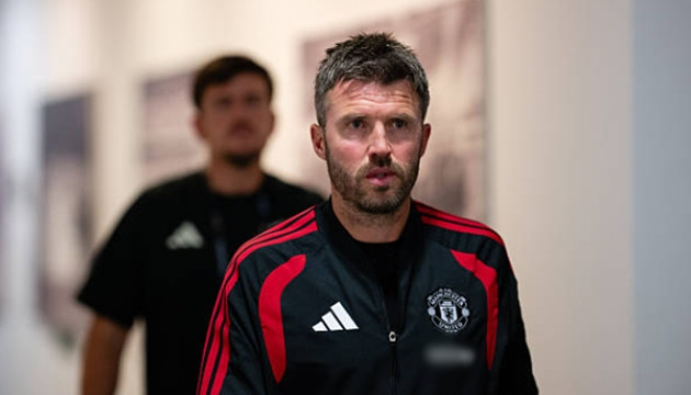 HLV Michael Carrick toan tính nhân sự cho Manchester United ở trận mở màn gặp Hull City
