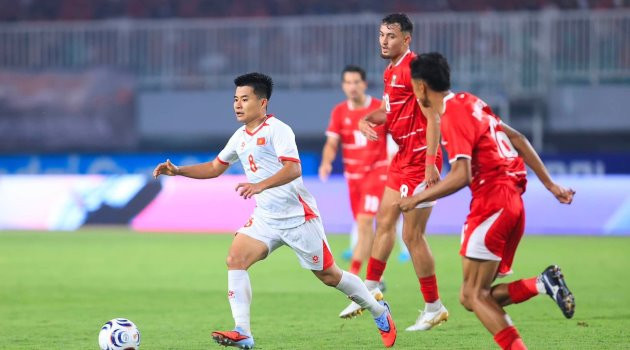 Thành Long thi đấu bền bỉ tại tuyến giữa