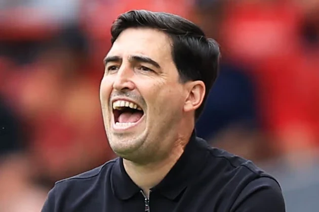 HLV Iraola đang cố gắng xây dựng triết lý bóng đá của bản thân tại Liverpool.