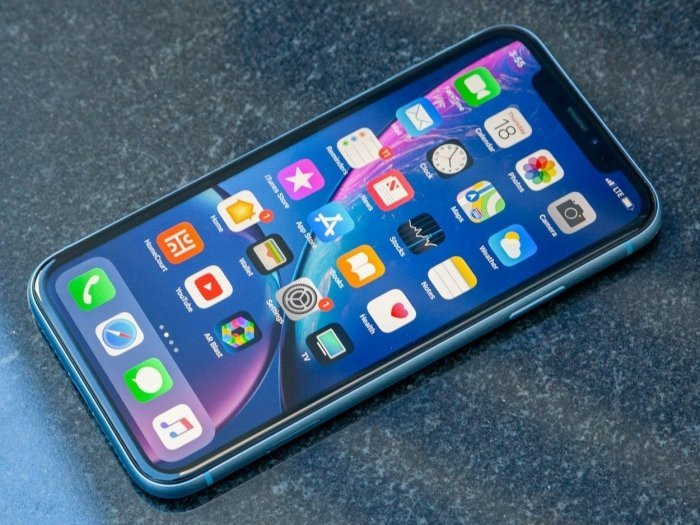 Màn hình LCD và viền bezel tương đối dày trên thiết bị