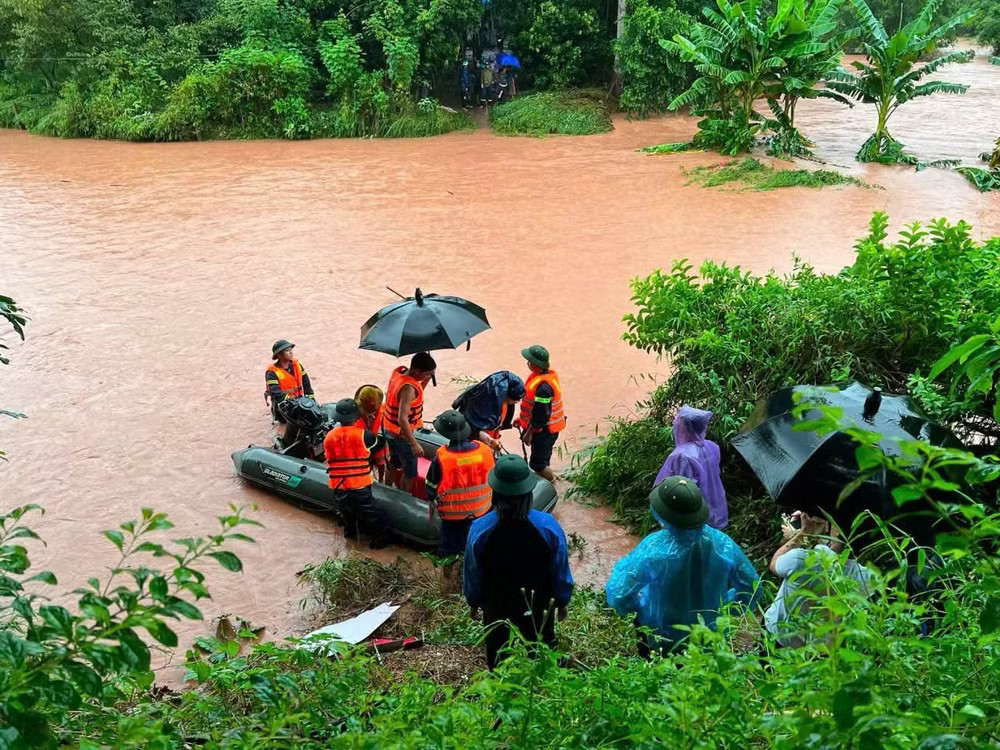 Lực lượng công an hỗ trợ di chuyển người dân đến nơi an toàn tại khu vực xã Đình Lập. (Ảnh: Công an xã Đình Lập cung cấp) 780672457-2131085577444731-6973348951231931603-npng.jpg