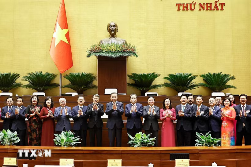 Tổng Bí thư, Chủ tịch nước Tô Lâm; Thủ tướng Lê Minh Hưng và đại biểu chụp ảnh lưu niệm. (Ảnh: Doãn Tấn/TTXVN)