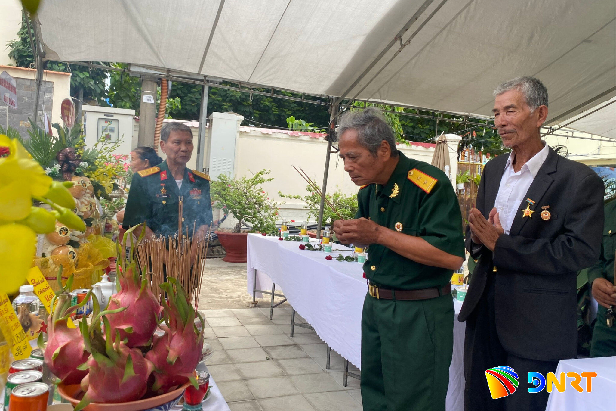 Cựu chiến sĩ Đặc công Biệt động Lê Độ viếng hương những đồng đội đã ngã xuống trong chiến tranh. Ảnh: VĨNH LỘC
