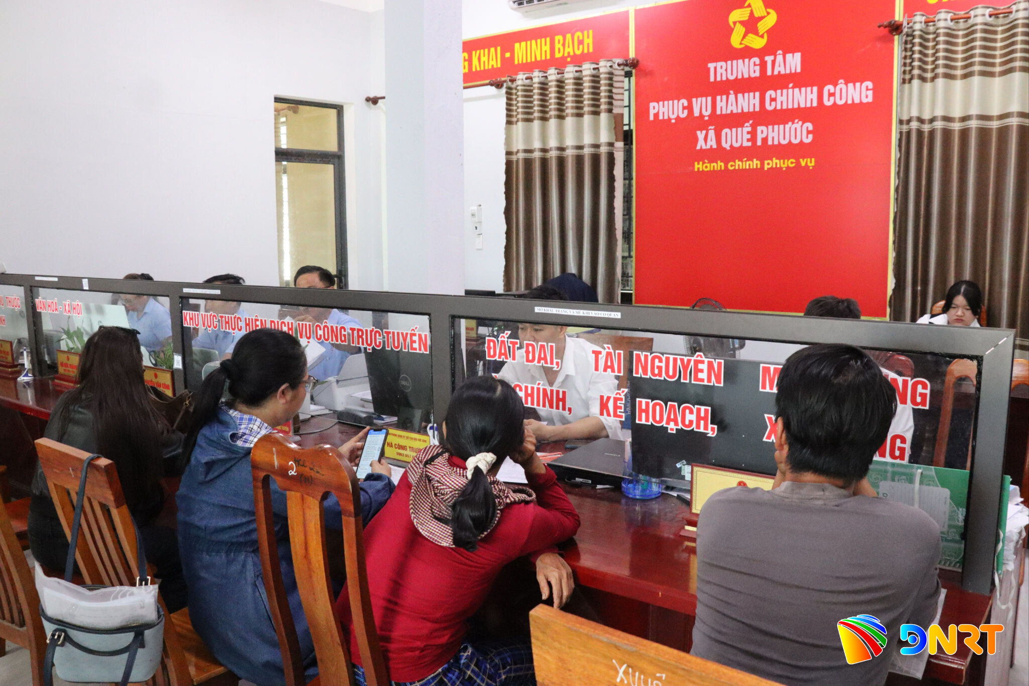 Việc xử lý văn bản điện tử giúp xã Quế Phước nâng cao hiệu quả quản trị và rút ngắn khoảng cách phục vụ nhân dân. Ảnh: TRẦN TRÚC