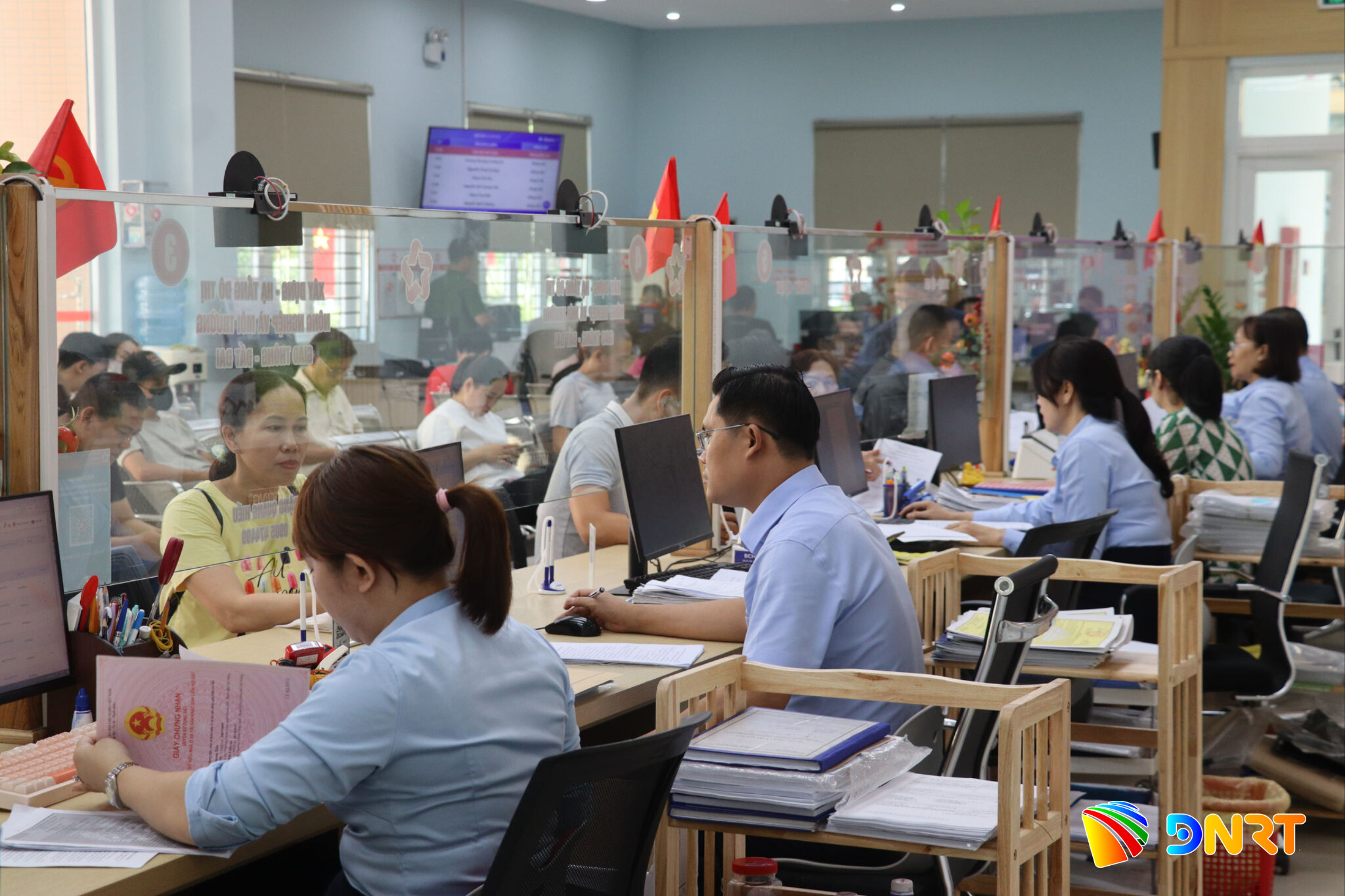 Người dân được hướng dẫn quy trình thủ tục tại Trung tâm Phục vụ hành chính công phường Hòa Xuân. Ảnh: TRẦN TRÚC