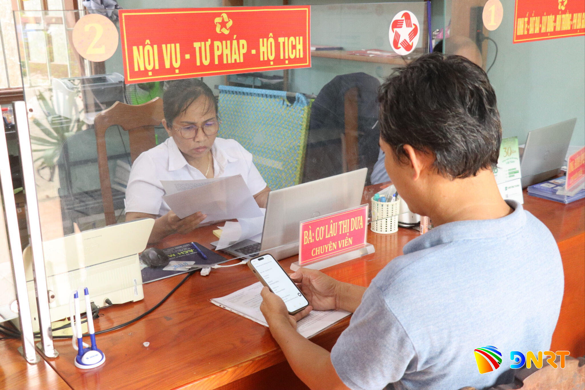 Người dân thực hiện thủ tục hành chính tại Trung tâm Phục vụ hành chính công xã Sông Vàng. Ảnh: TRẦN TRÚC