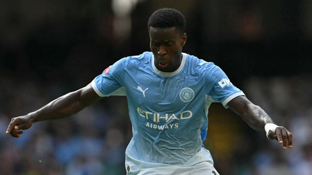 Marc Guehi bất ngờ được xếp đá tiền vệ trước Bournemouth