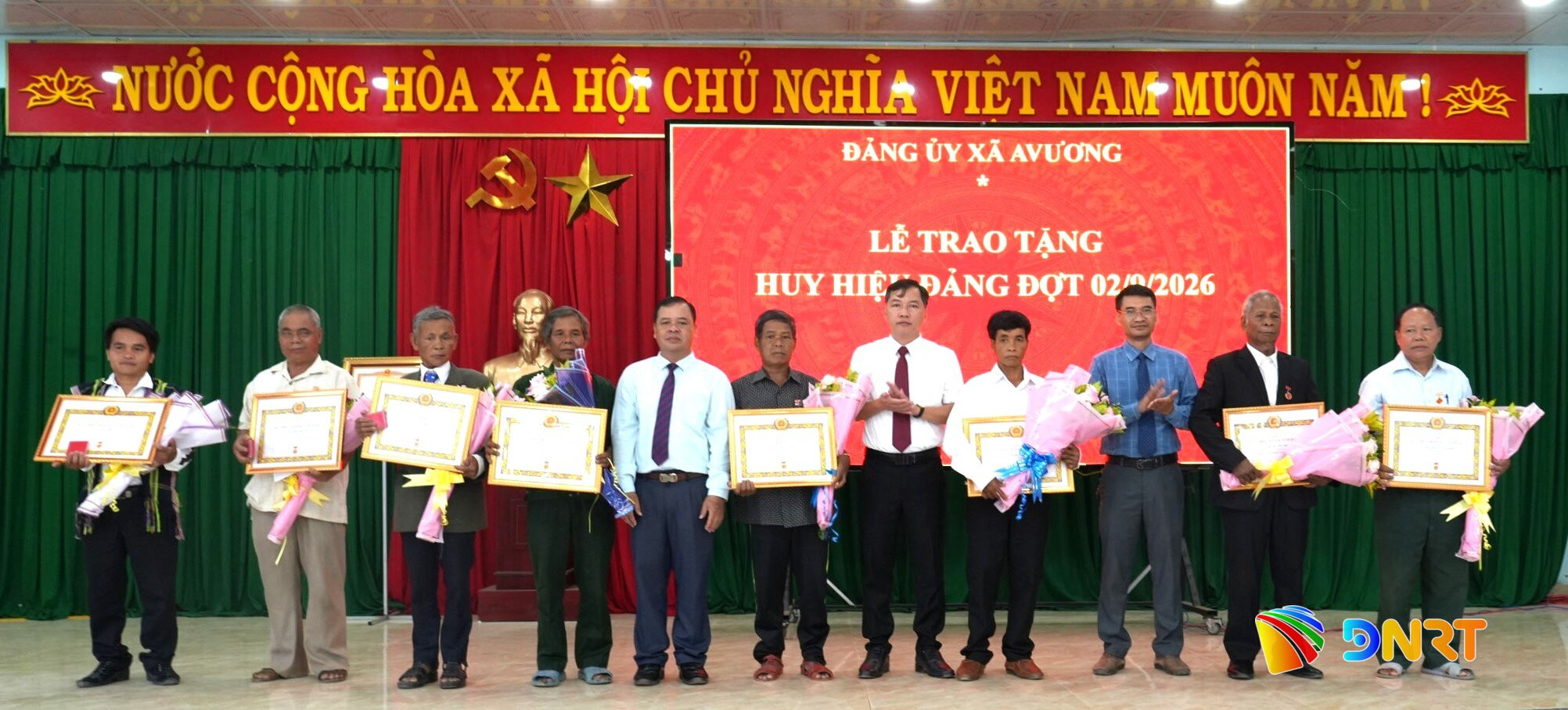 lanh-dao-xa-avuong-tang-hoa-chuc-mung-va-trao-huy-hieu-dang-cho-cac-dang-vien-tu-30-nam-den-55-nam-tuoi-dang.-anh-hien-thuy(1).jpg