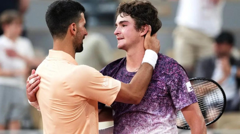 Novak Djokovic và Joao Fonseca tại Roland Garros
