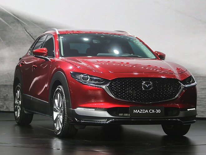 Mazda CX-30 lăn bánh trên đường phố