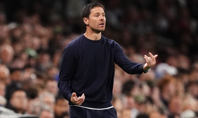 HLV Xabi Alonso ăn mừng thắng lợi đầu tay cùng Chelsea tại đấu trường Ngoại hạng Anh