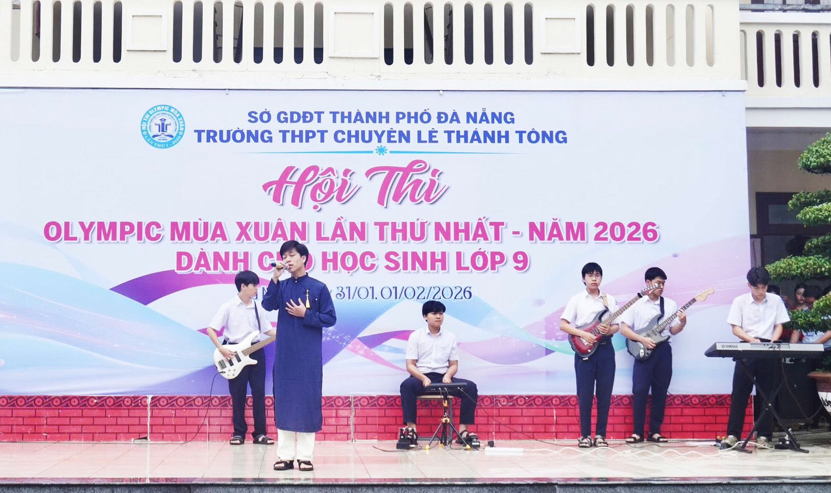 Câu lạc bộ văn nghệ Trường THPT Chuyên Lê Thánh Tông biểu diễn trong một sự kiện của trường