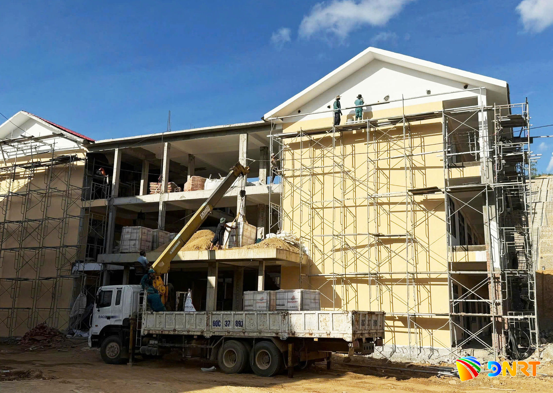tranh-thu-thoi-tiet-thuan-loi-cac-don-vi-thi-cong-no-luc-hoan-thien-cac-hang-muc-cuoi-cung.-anh-chup-tai-cong-trinh-o-xa-dak-pring-chieu-ngay-26.8.jpg