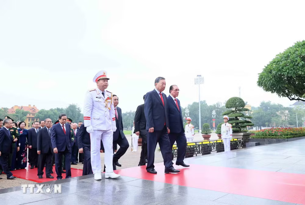 ttxvn-lanh-dao-dang-nha-nuoc-vao-lang-vieng-chu-tich-ho-chi-minh-6.jpg