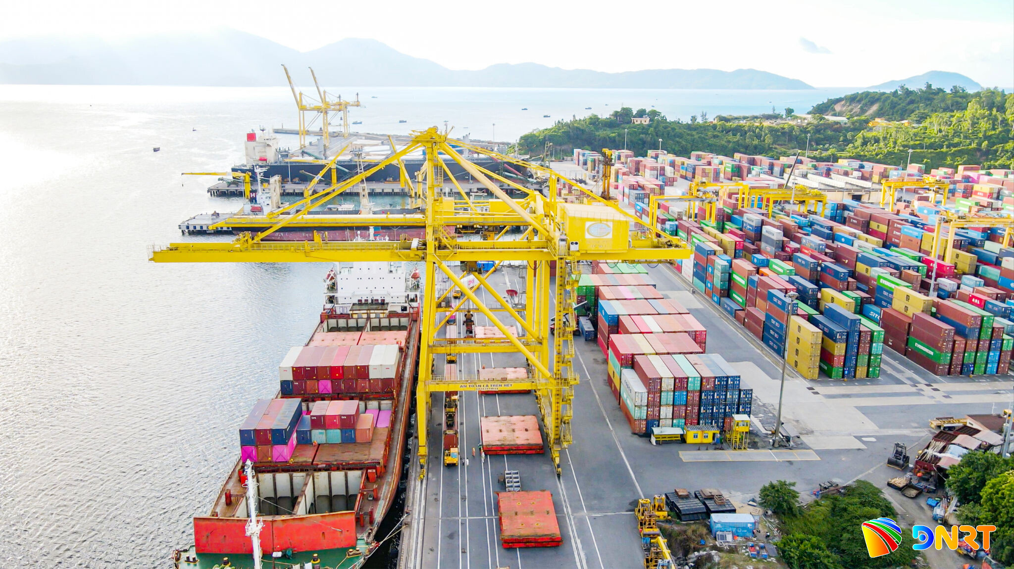 Bốc xếp hàng ở Cảng Tiên Sa.
