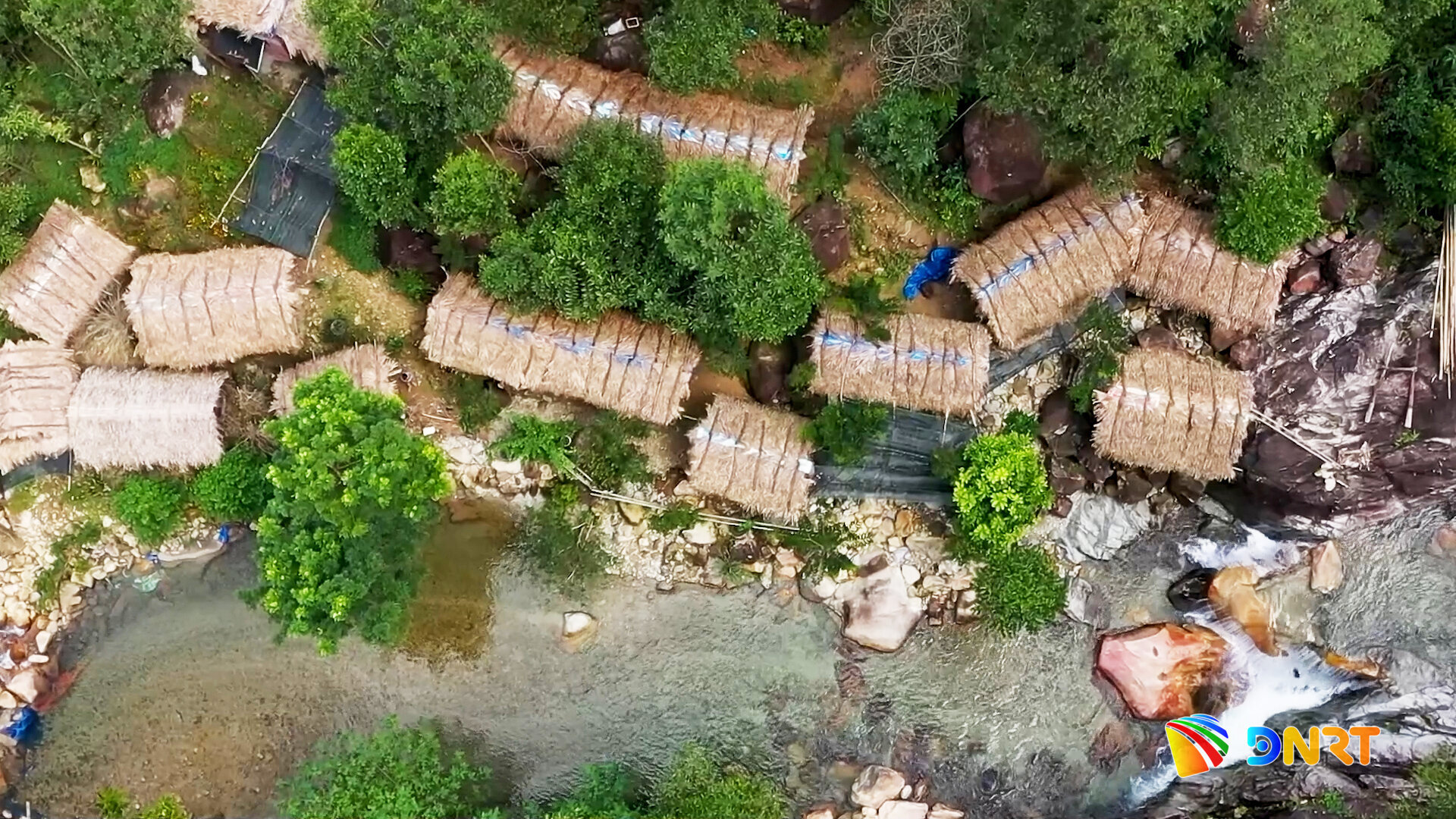 Dưới chân thác Hoa Lư là những sạp tre phục vụ du khách