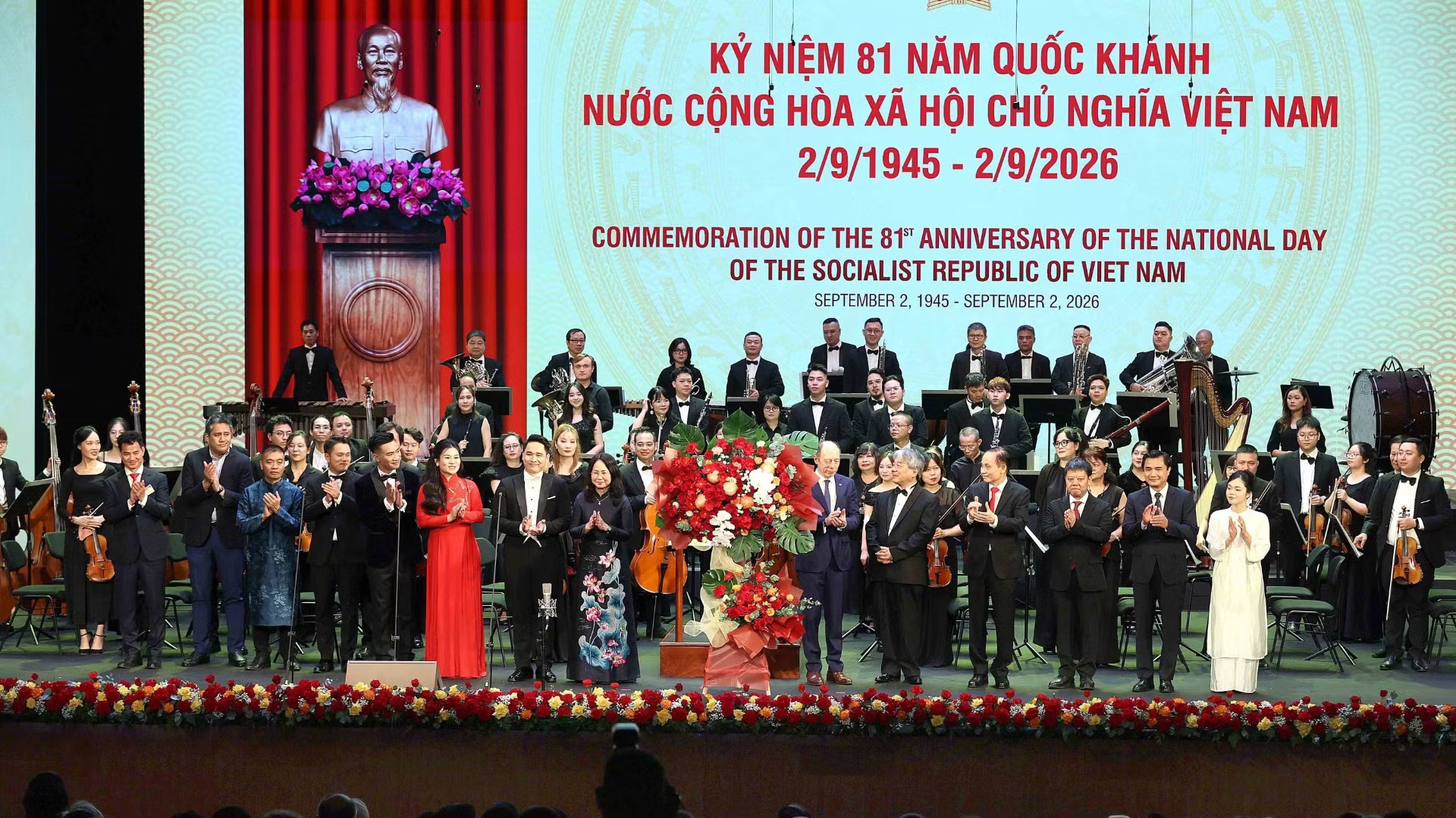 Bộ trưởng Bộ Ngoại giao Lê Hoài Trung và Bộ trưởng Bộ Văn hóa, Thể thao và Du lịch Lâm Thị Phương Thanh cùng Đại sứ Uruguay Raúl Juan Pollak Giampietro, đại diện Đoàn Ngoại giao tại Việt Nam tặng hoa chúc mừng các nghệ sĩ. Ảnh:TTXVN vna-potal-tong-bi-thu-chu-tich-nuoc-to-lam-chu-tri-le-ky-niem-81-nam-quoc-khanh-29-8990971-4955.jpg