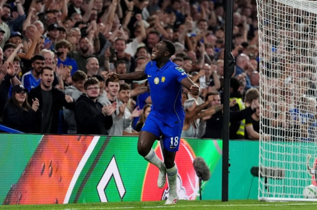 Welbeck ghi bàn cho Chelsea