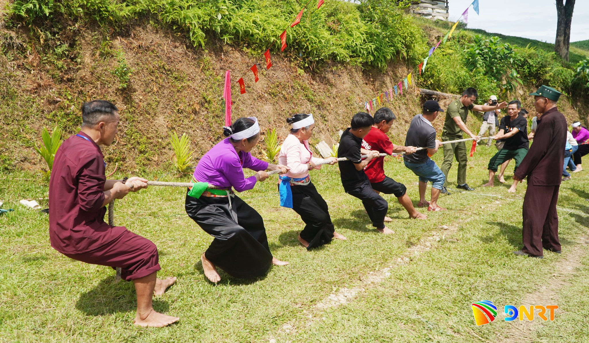 Người dân và du khách trải nghiệm phần thi kéo co