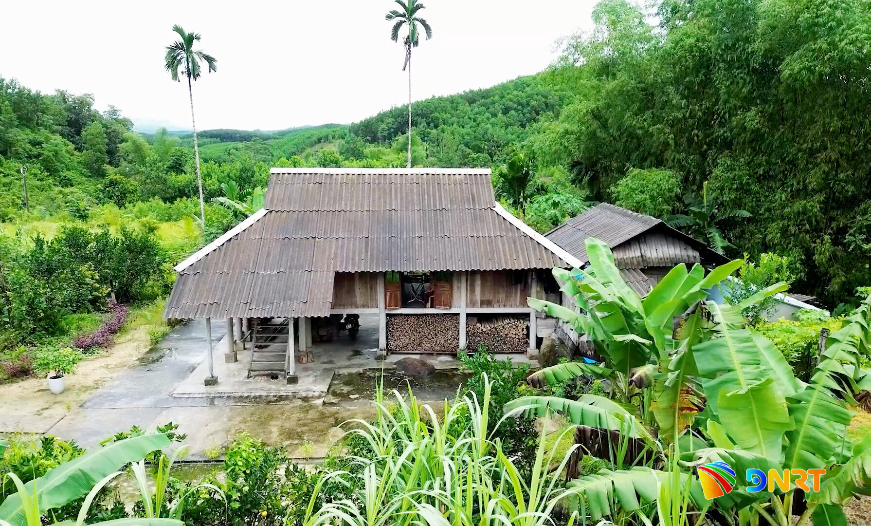 Những mái nhà sàn của cộng đồng người Mường ẩn hiện dưới chân núi Hòn Bà