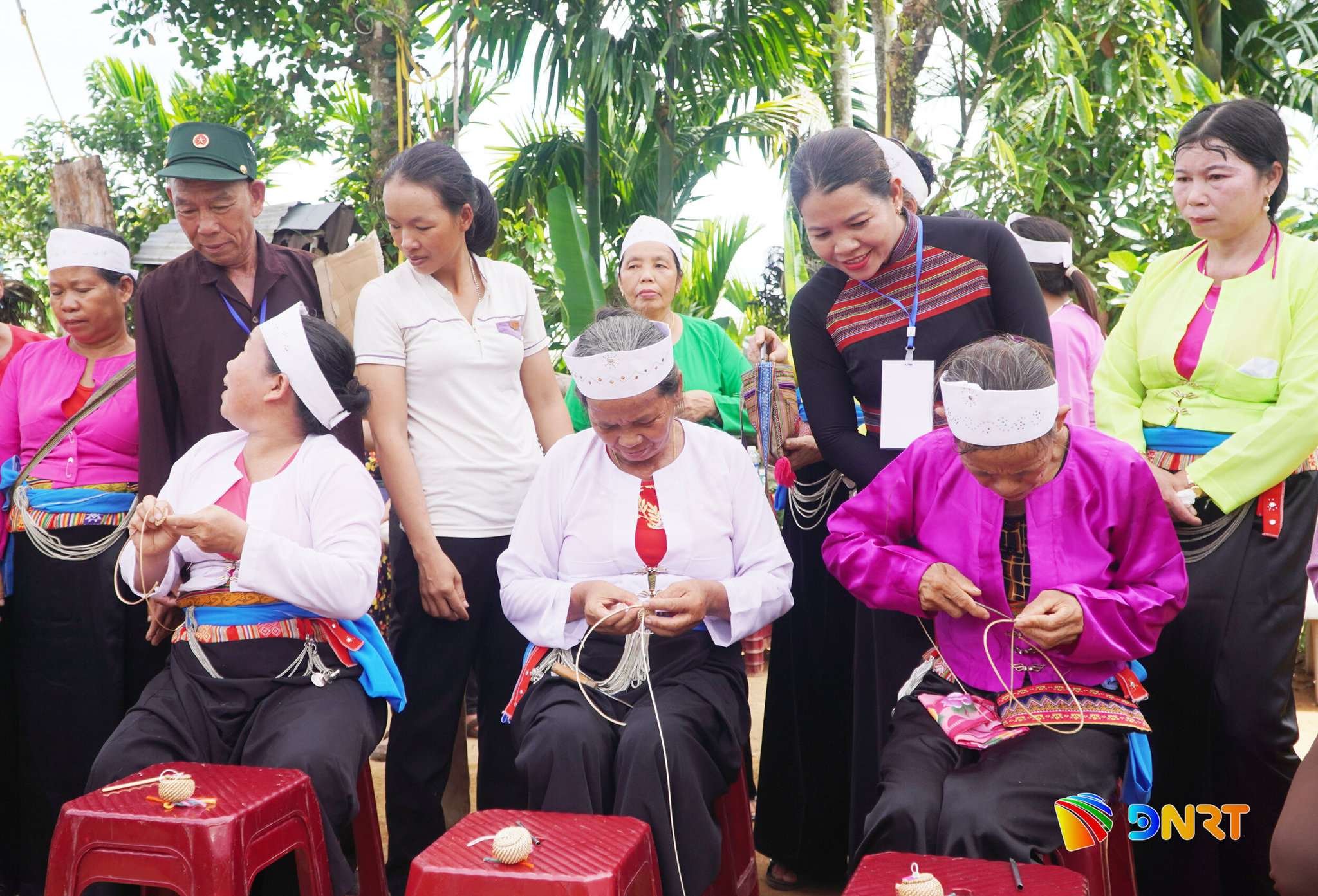 Những phụ nữ trong làng thi đan lát trong ngày hội