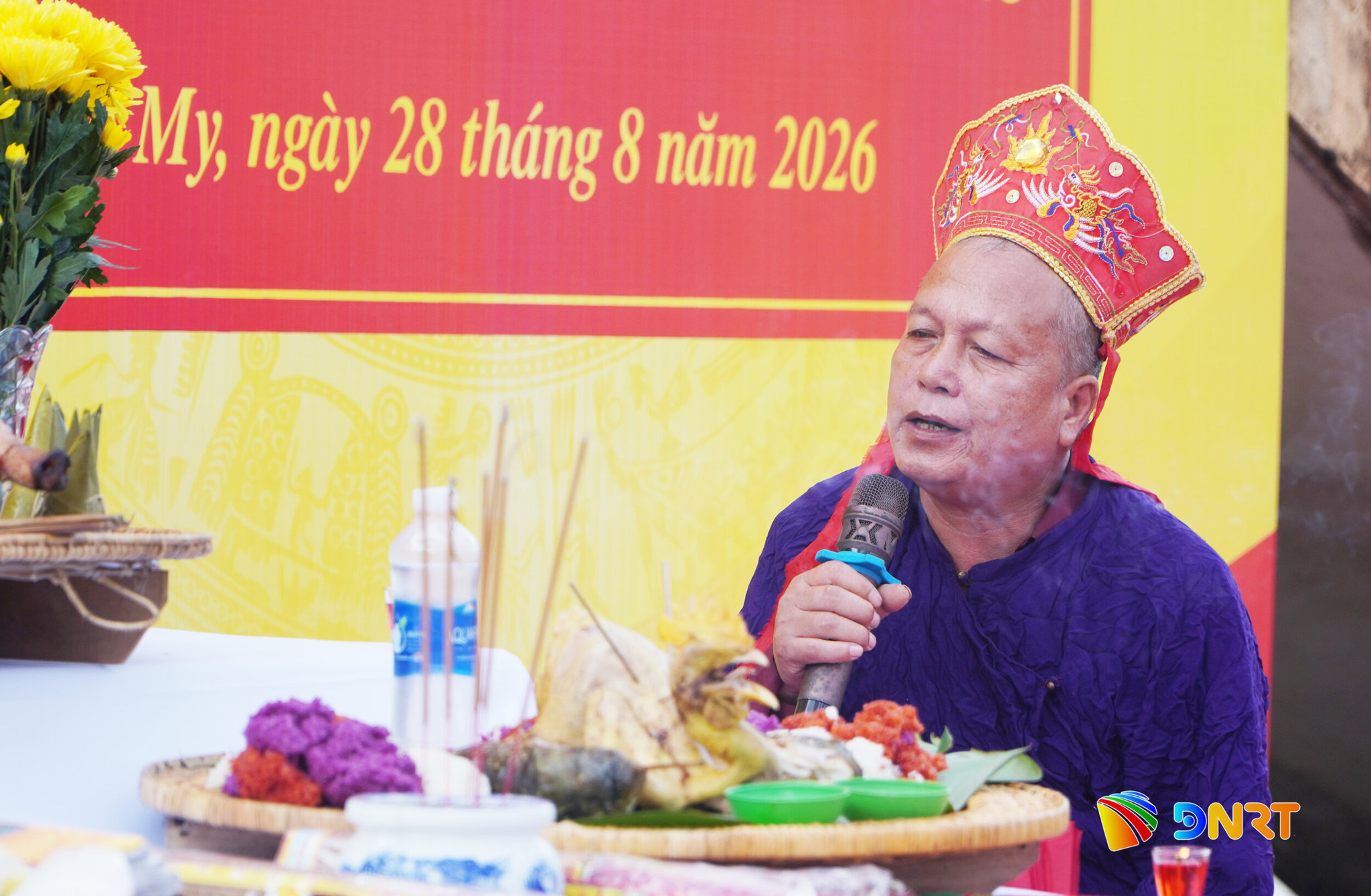 Thầy Mo Mường làm lễ cúng báo công Bác Hồ