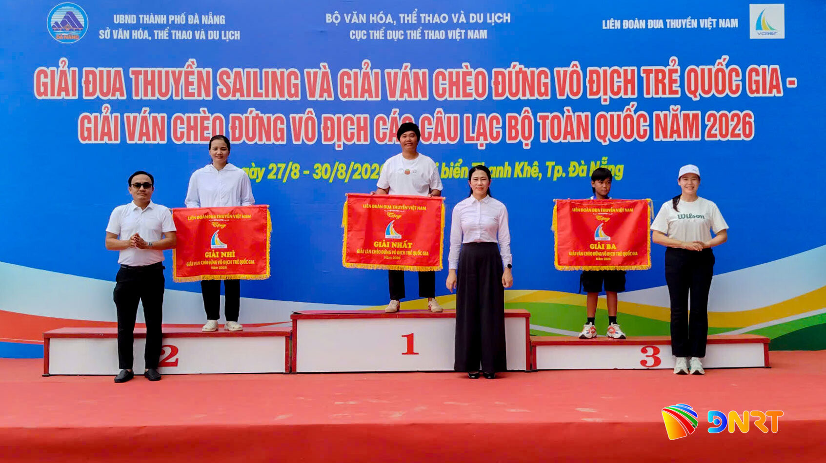Ban tổ chức trao giải toàn đoàn cho các đội thi đấu nội dung Giải ván chèo đứng vô địch trẻ quốc gia 2026. Ảnh: BẢO LÂM