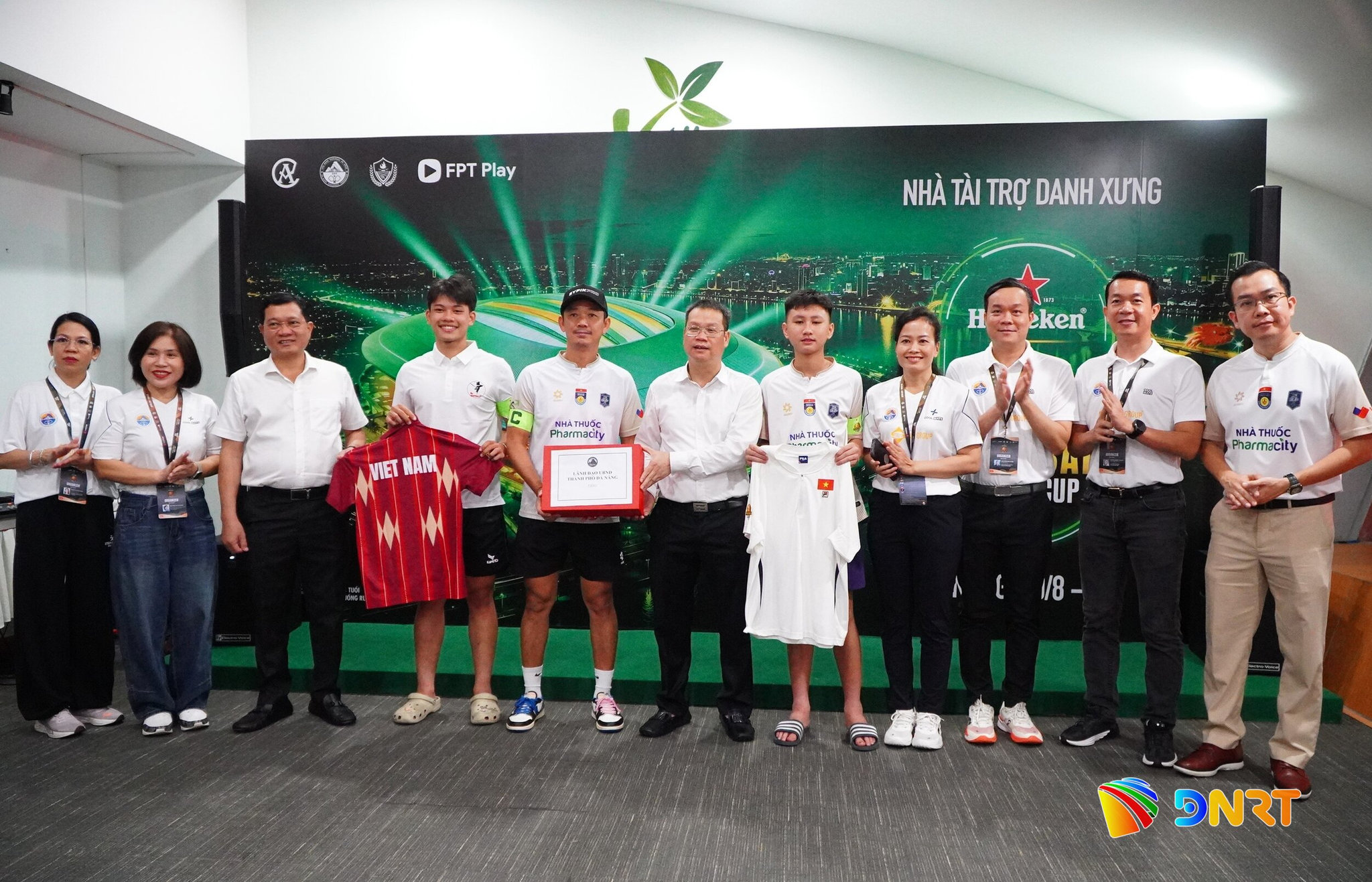 Lãnh đạo thành phố tặng quà cho Đội tuyển Pickleball Việt Nam. Ảnh: VINH ANH