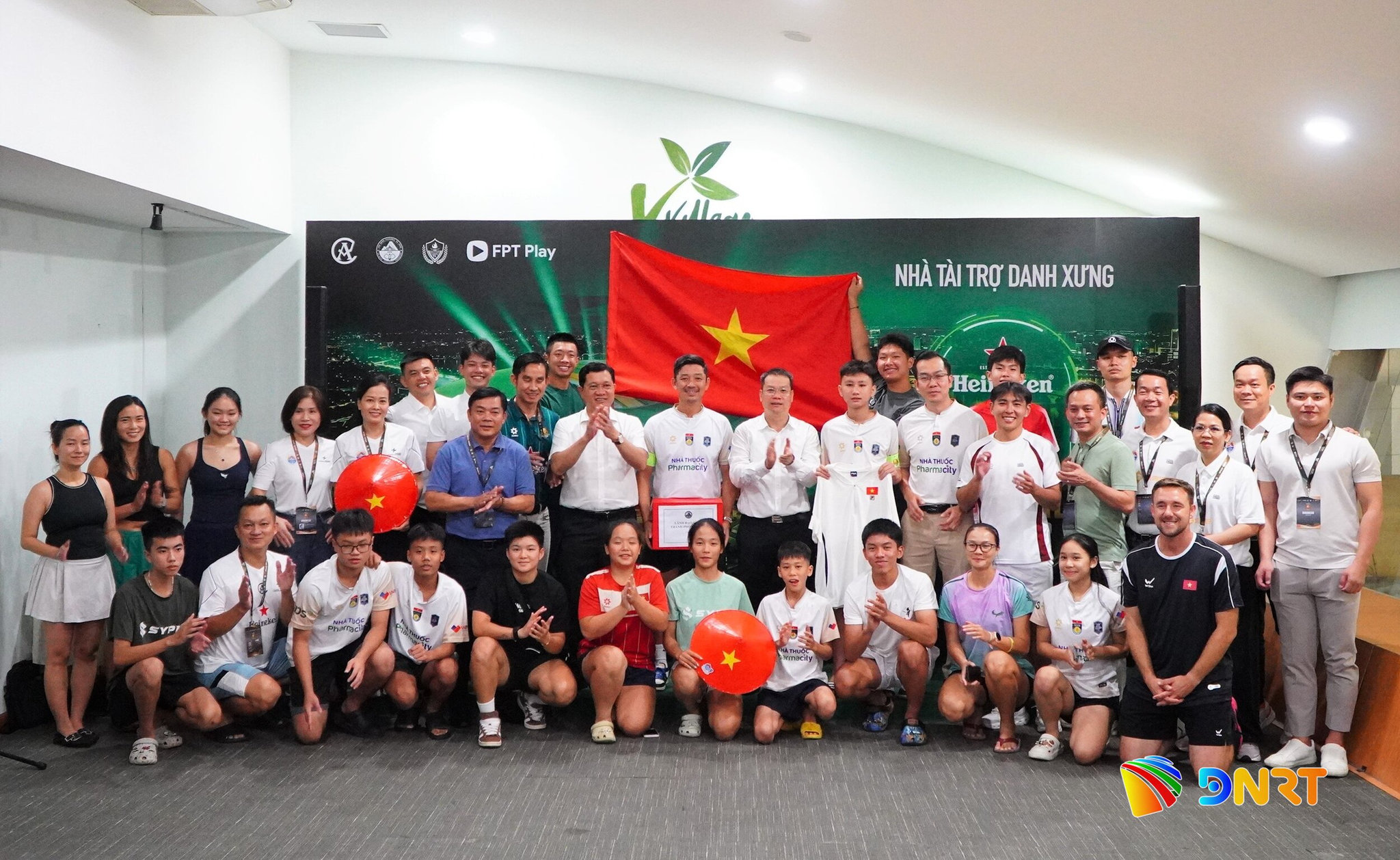 Lãnh đạo thành phố chụp hình lưu niệm cùng Đội tuyển Pickleball Việt Nam tham dự Giải Heineken Pickleball World Cup 2026. Ảnh: VINH ANH