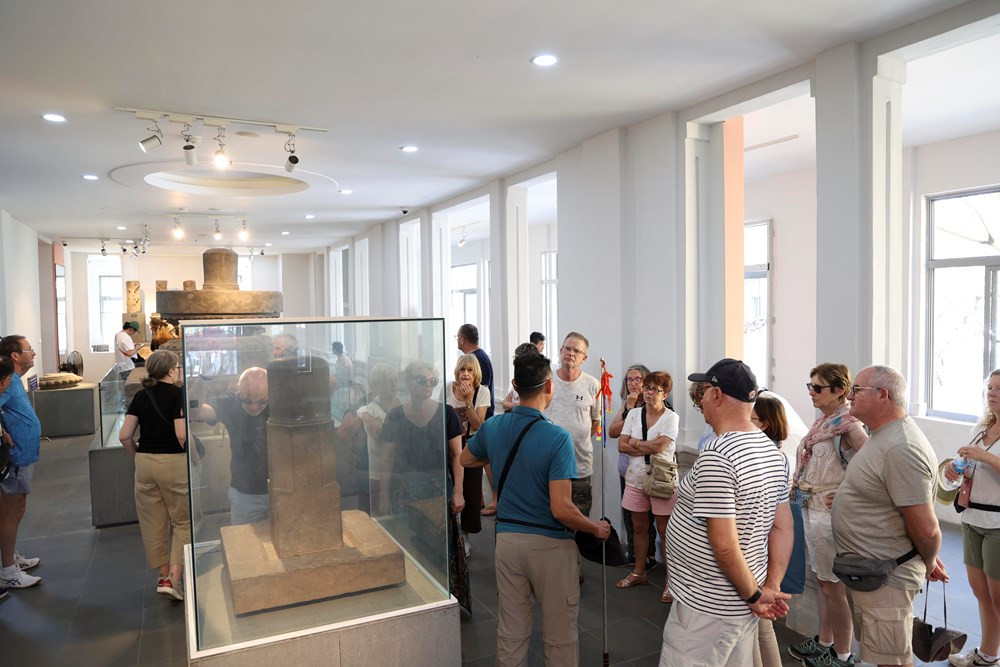Visitors explore the Da Nang Museum of Cham Sculpture. Photo: https://baovanhoa.vn/