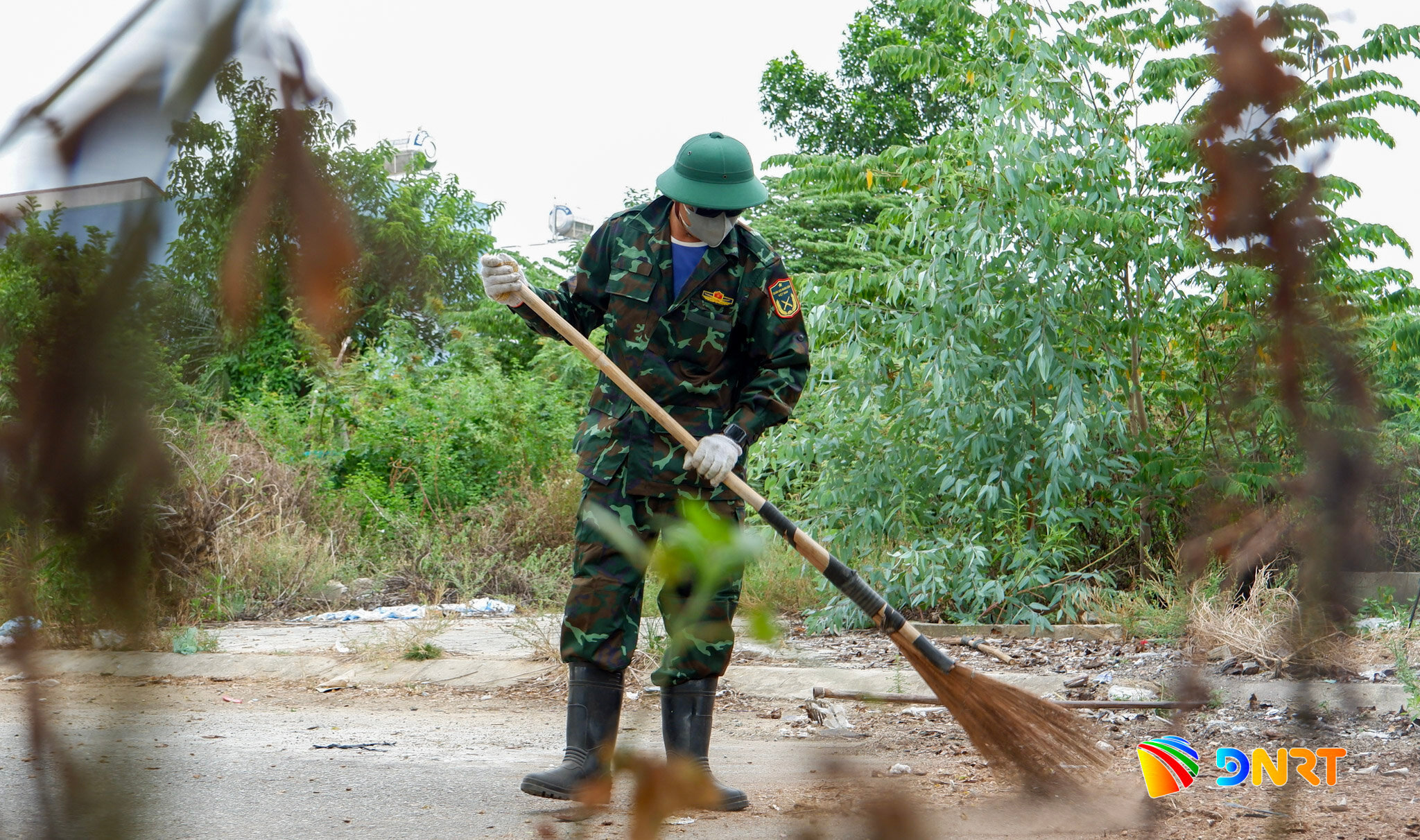 Hải và Hiếu mong rằng sẽ lan tỏa ý thức bảo vệ môi trường qua việc tự nguyện dọn vệ sinh môi trường của họ. Ảnh: ĐÔNG YÊN